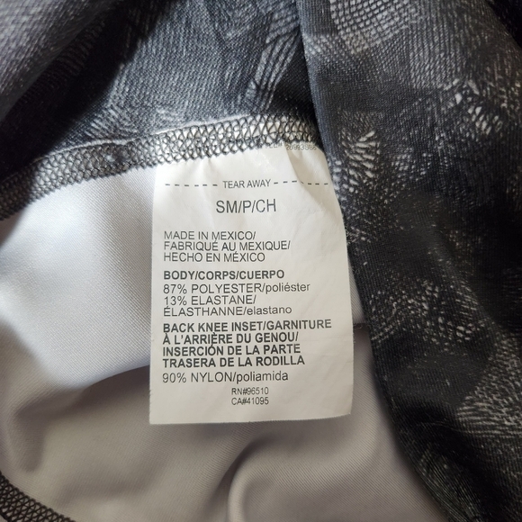 Under Armour Compression Heatgear Gray Abstract Cropped Leggings- Size S - Picture 7 of 8